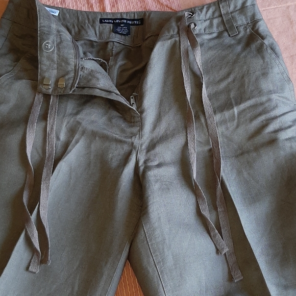 Larry Levine petite linen blend shorts - Picture 3 of 5